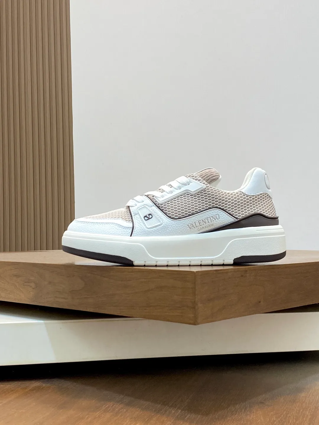 Men's shoes 💰660 Valentino/VALENTINO JOIE DE JOUER couple's low-top sneakers. This sneaker is made of splicing and is decorated with rubber VLOGO SIGNATURE details on the front. The upper is punched and the tongue is decorated with VLOGO SIGNATURE. Logo, with two-color rubber outsole, suede leather fabric lining, logo cowhide insole, fashionable and elegant style, comfortable and breathable for the upper foot, full of personality, and comes with a complete set of original packaging! Code number: 39-44 (38, 45 customized)